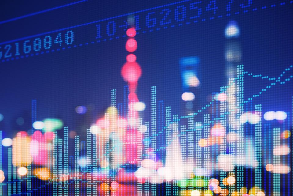Explosión doble con gráficos de negocios y distrito financiero de