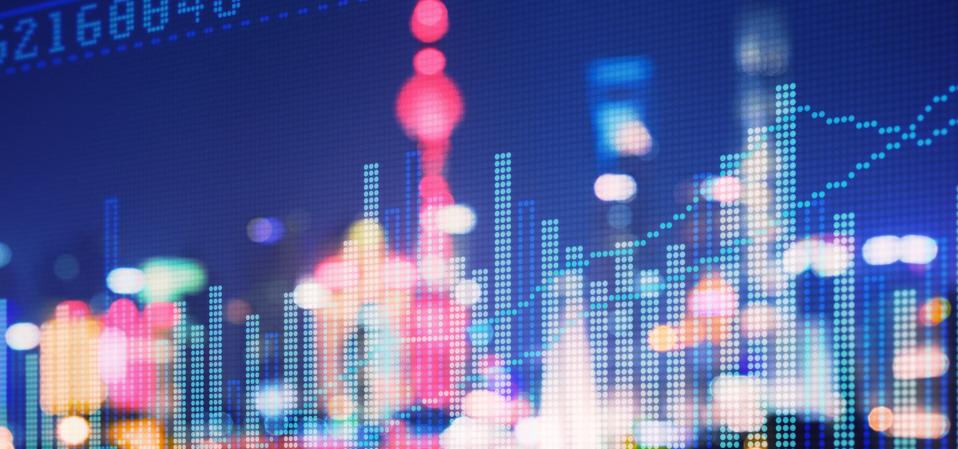 Explosión doble con gráficos de negocios y distrito financiero de