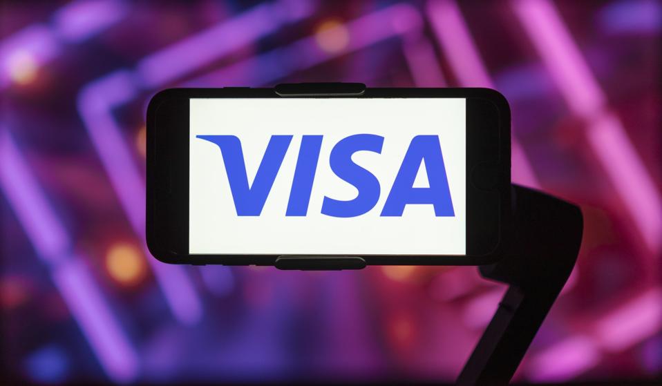 En esta foto ilustrativa se ve el logo de Visa...