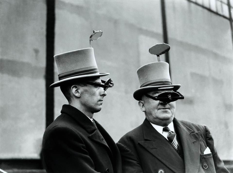 Dos hombres con sombreros de copa 'periscopio' (B&N)