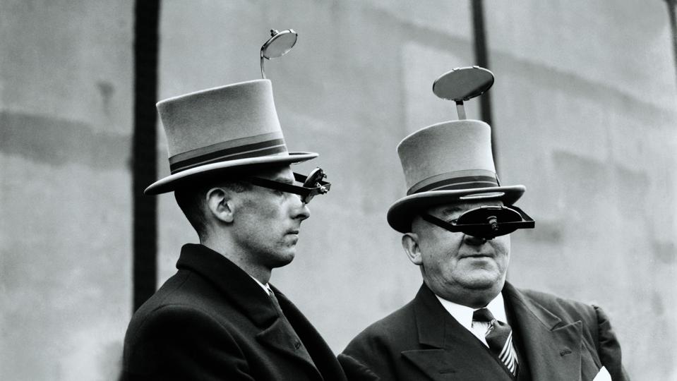 Dos hombres con sombreros de copa 'periscopio' (B&N)