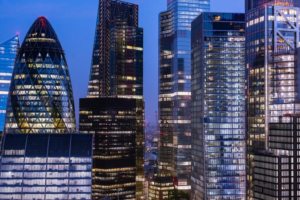 Vista elevada del distrito financiero de Londres por la noche.