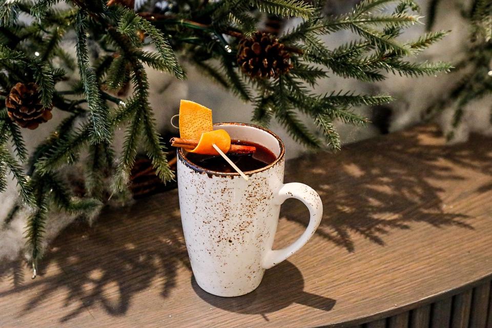 figaro-cafe-mulled-wine_figaro-cafe_best-hot-cocktails