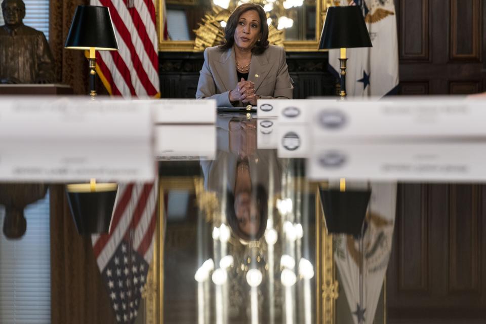 La vicepresidenta Kamala Harris se reúne con los líderes legislativos estatales sobre el derecho al aborto