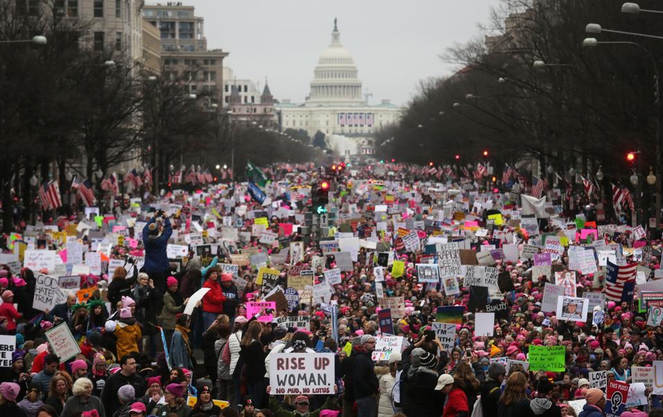 Miles asisten a marcha de mujeres en Washington