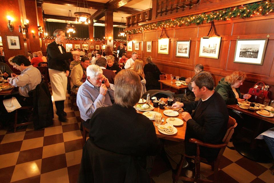 El histórico restaurante Berghoff de Chicago cerrará