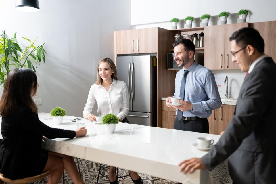 Grupo de empresarios tomando café