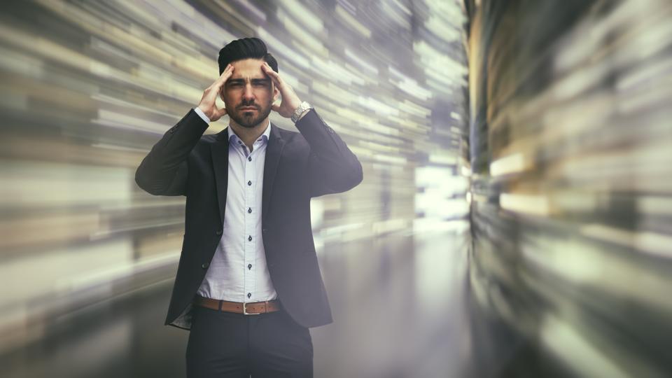 Hombre de negocios observando el flujo de datos de alta velocidad