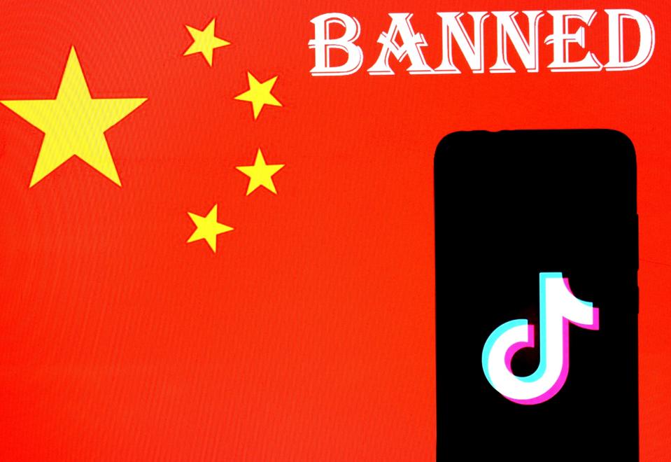 En esta ilustración fotográfica se ve el logotipo de una aplicación Tiktok...