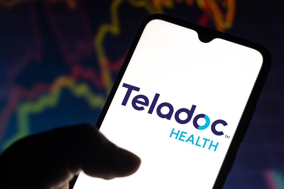 На цій фотоілюстрації видно логотип Teladoc Health...