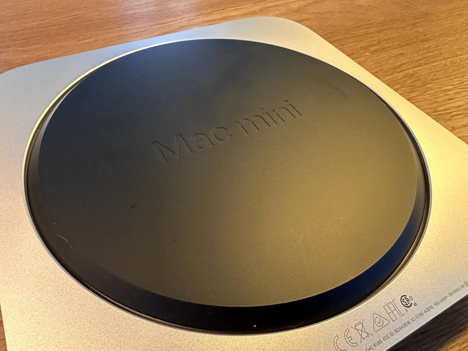 Нижня сторона Mac mini 2023.