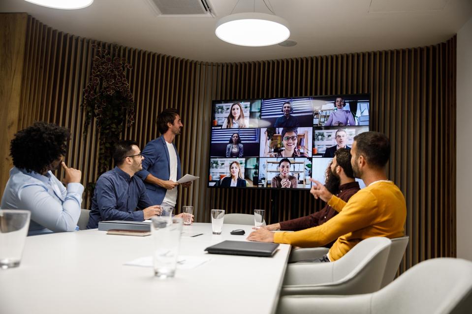 Discutir ideas de proyectos con compañeros de trabajo a través de videollamadas