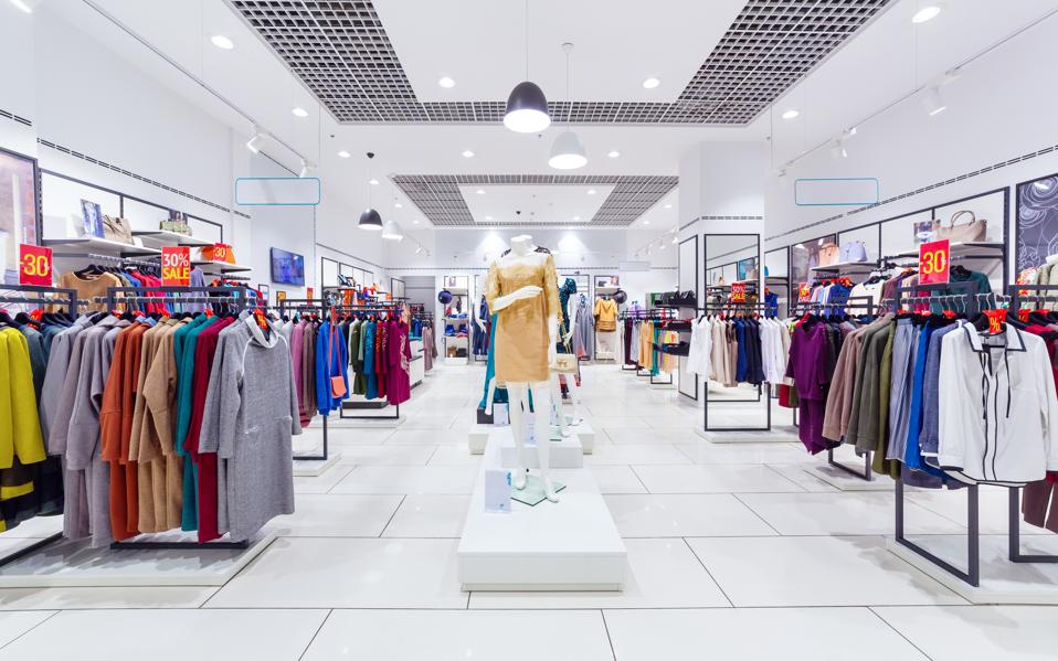 Interior de tienda de ropa.