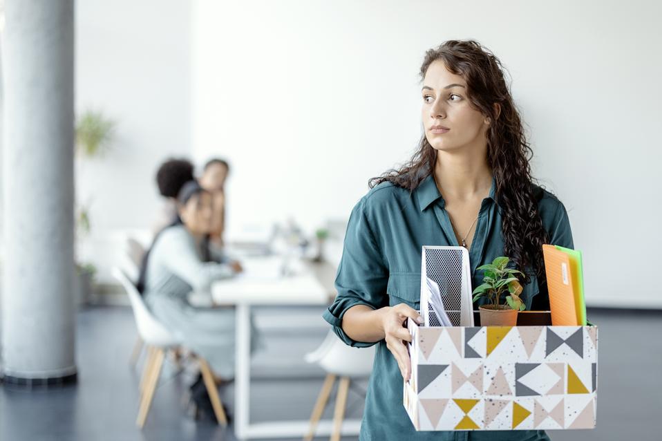 Mujer siendo despedida del trabajo