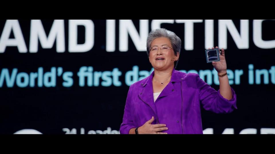 AMD Ліза Су тримає пакет MI300 у своїй презентації CES 2023