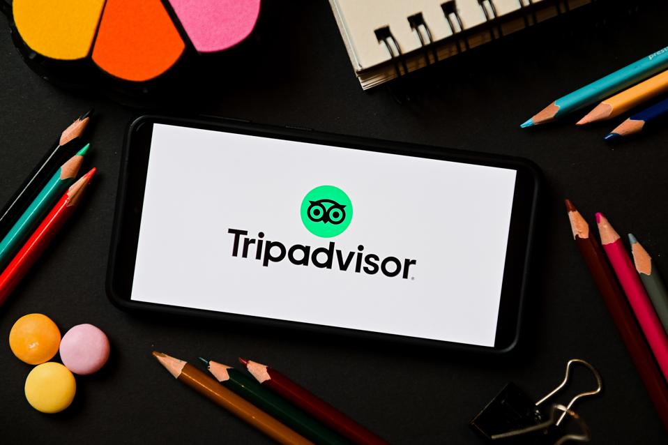 На этой фотоиллюстрации виден логотип Tripadvisor...