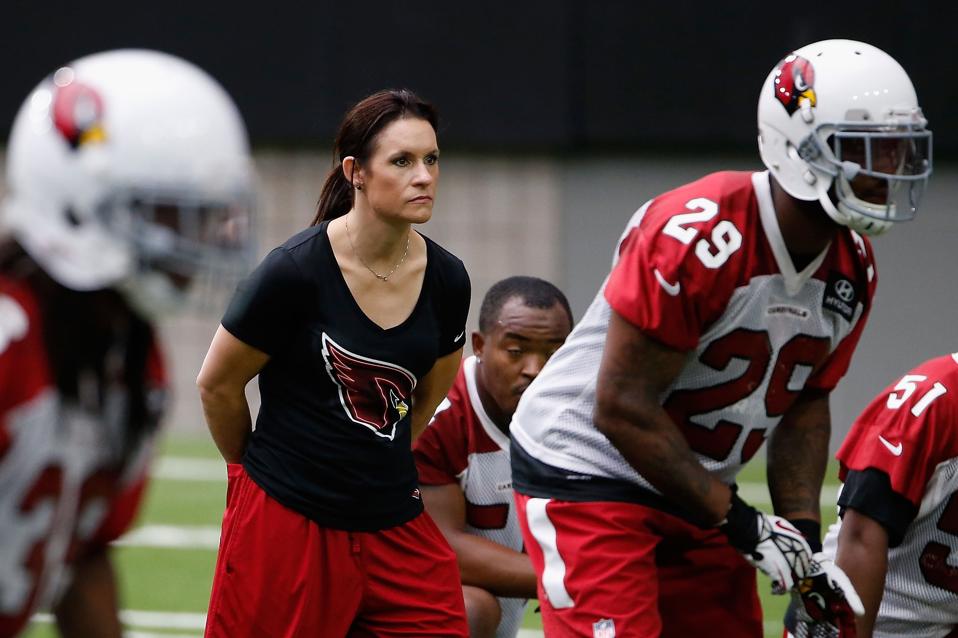 Доктор Джен Велтер у тренувальному таборі Arizona Cardinals у 2015 році була першою жінкою-тренером у НФЛ.