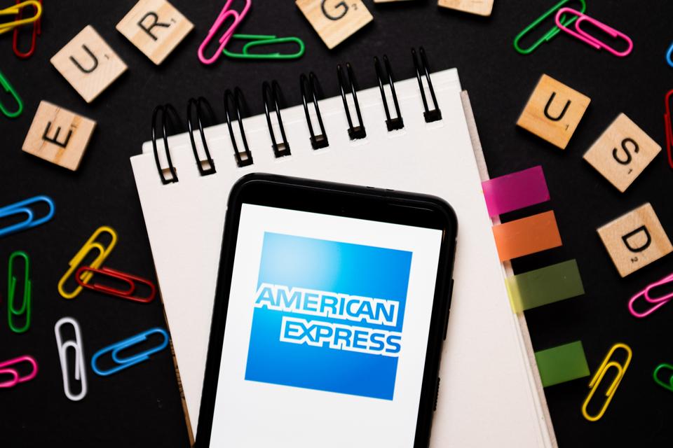 En esta ilustración fotográfica, se ve un logotipo de American Express...