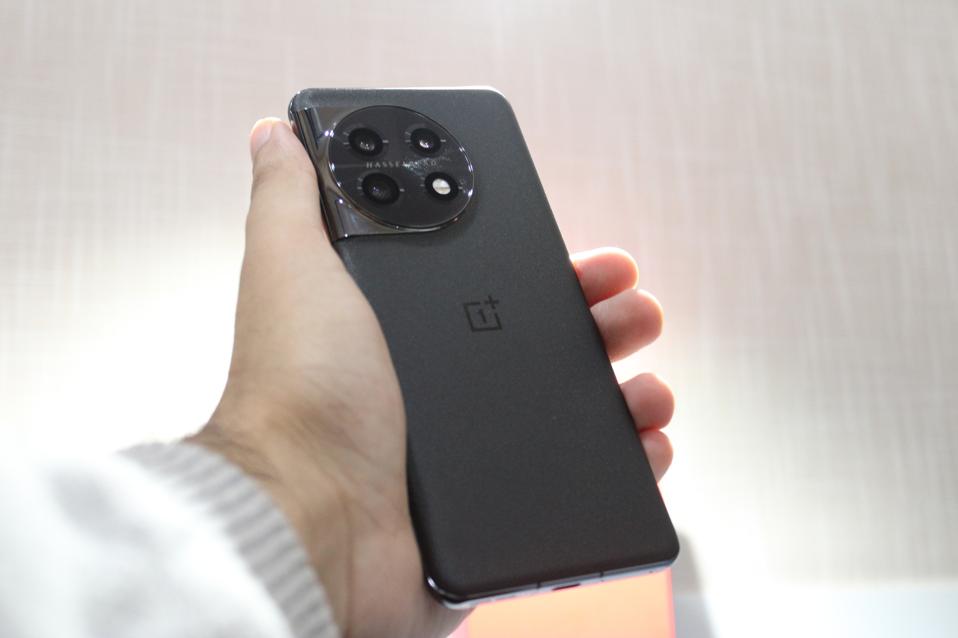 OnePlus 11 в руках