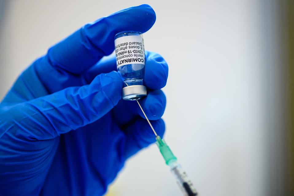 Медичний персонал готує флакон вакцини Pfizer/BioNTech проти Covid-19