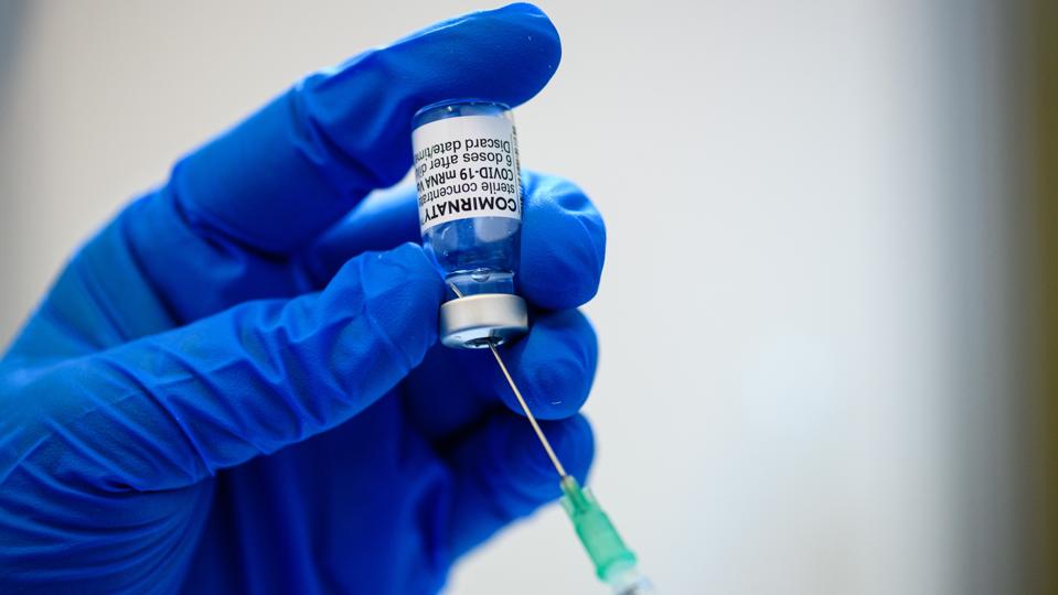 Медичний персонал готує флакон вакцини Pfizer/BioNTech проти Covid-19