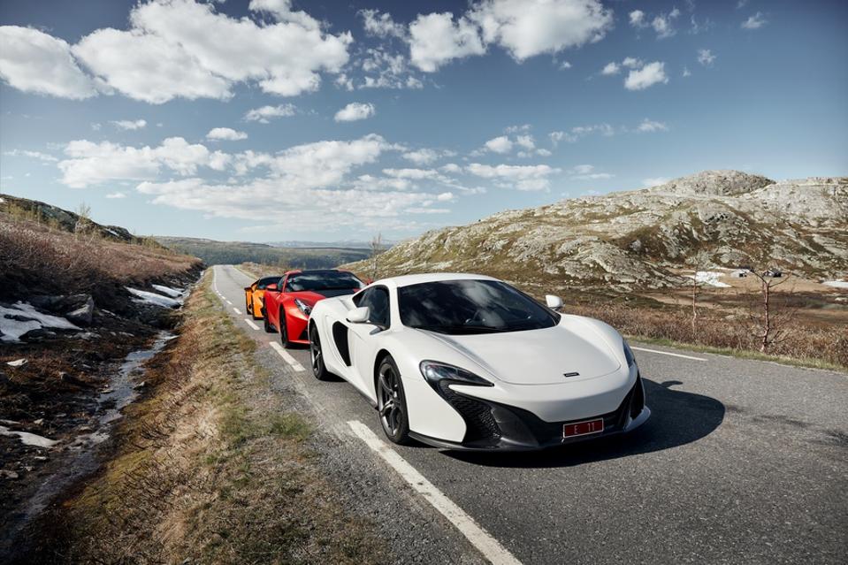 Rjukan / Noruega -04.06.2016: White Mclaren 650s, Red Ferrari f12 y Yellow Lamborghini Huracan.