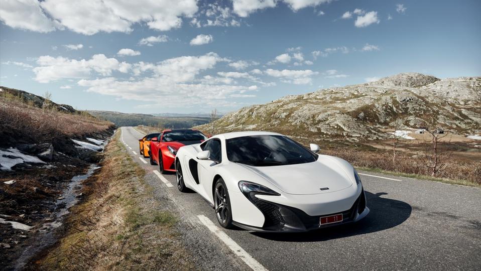 Rjukan / Noruega -04.06.2016: White Mclaren 650s, Red Ferrari f12 y Yellow Lamborghini Huracan.