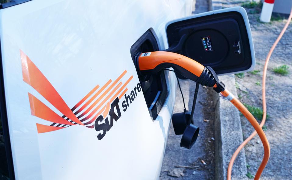 Электромобиль от Sixt Share на станции зарядки электромобилей