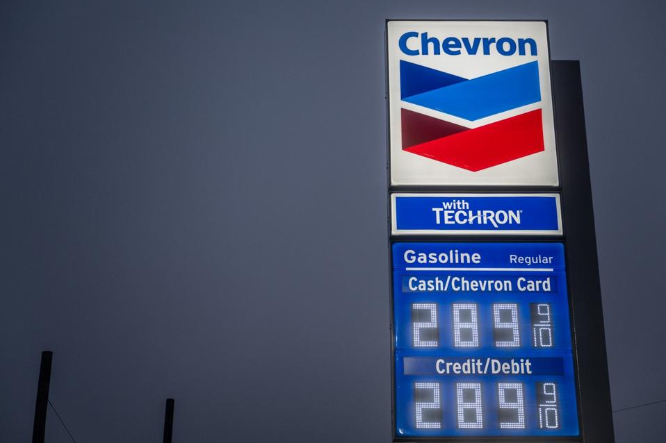 Los precios de la gasolina caen un 30% por debajo de los máximos históricos