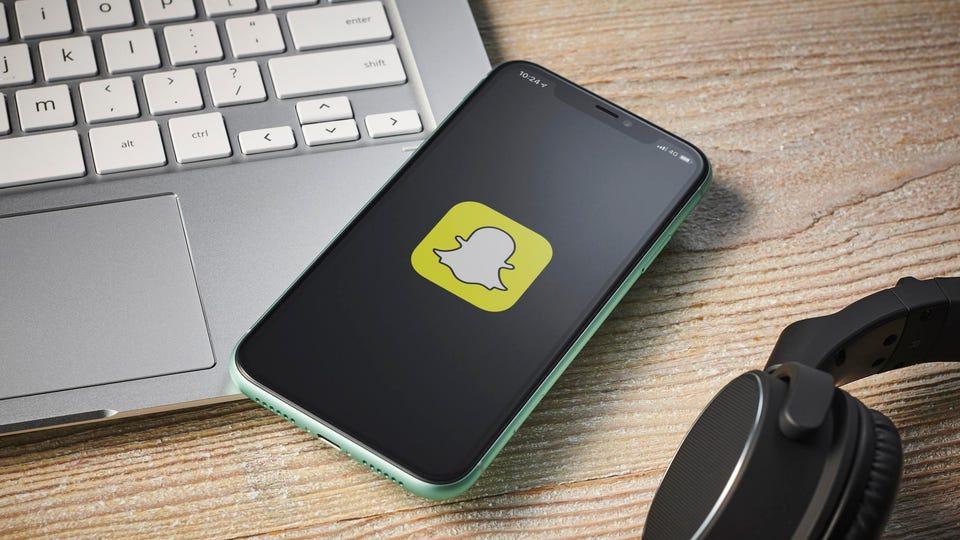 Приложение Snapchat открыто на телефоне.