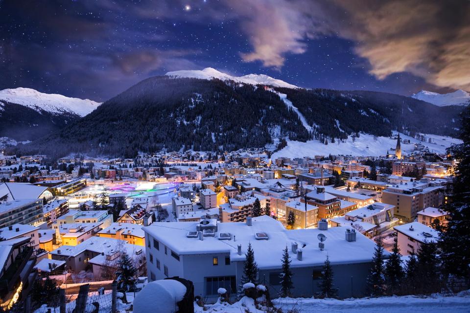 Escena nocturna de la hora azul del invierno de la ciudad de Davos. Davos, Suiza