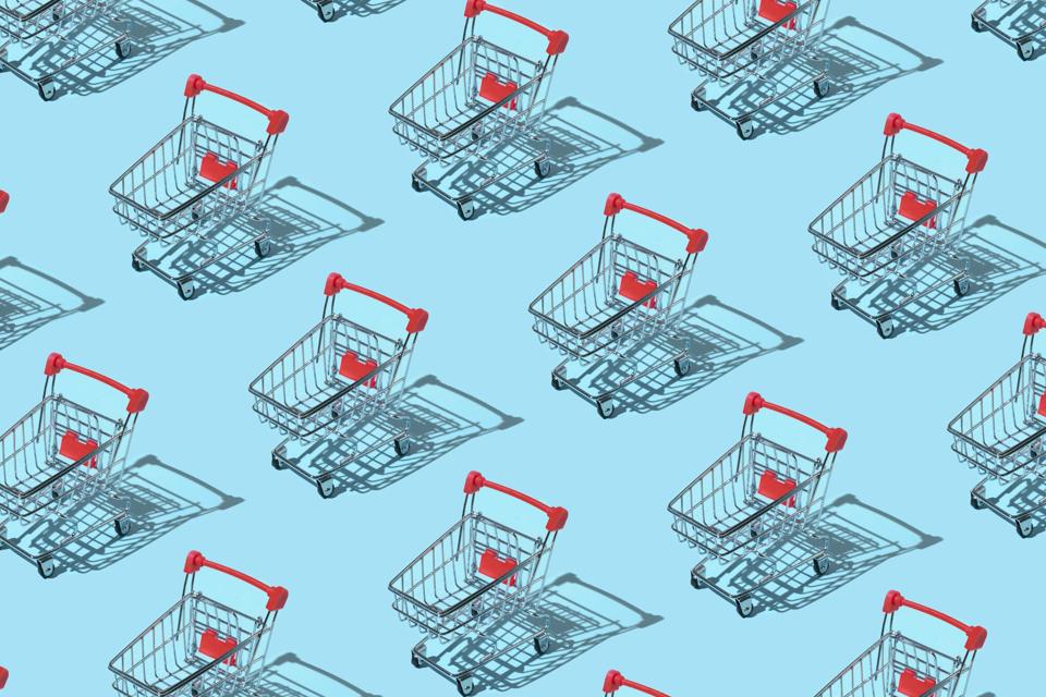 Patrón hecho de carrito de compras sobre fondo azul. Concepto de compras y venta. Plano, vista superior