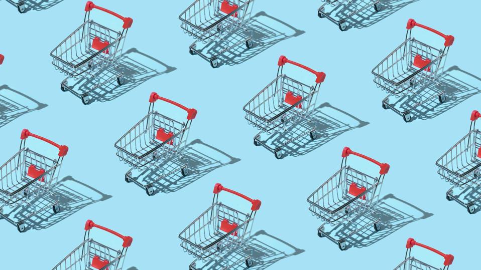 Patrón hecho de carrito de compras sobre fondo azul. Concepto de compras y venta. Plano, vista superior