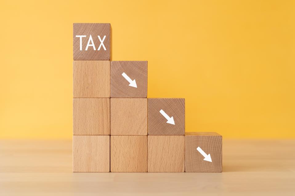 Знижуючий податок; Дерев'яні блоки з текстом концепції ″TAX″.