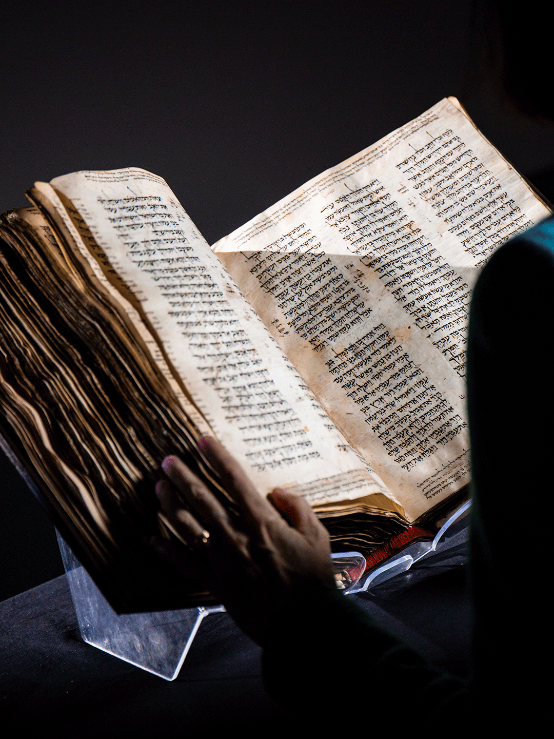 Codex-Sassoon_-The-Earliest-Most-Complete-Hebrew-Bible-Circa-900_03-credit-Sotheby_s-tfff