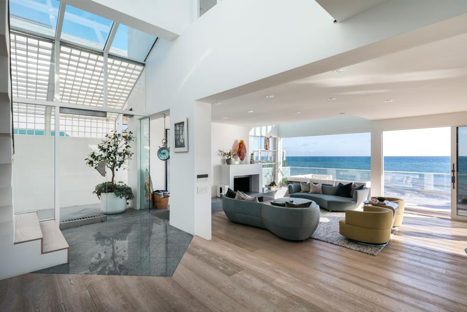Malibu Home Of Robert De Niro’s Character In ‘Heat’ Is On Sale For 21