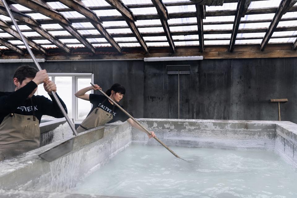 Saltverk founder Björn Steinar Jónsson and Angan founder Íris Jónsson harvesting salt.