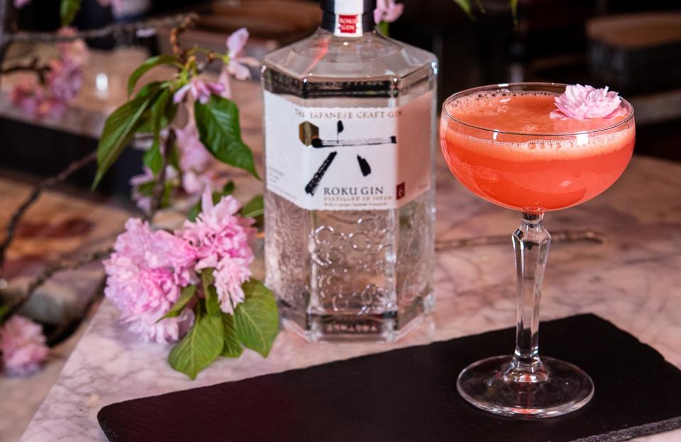 roku-oubaitori_photo-credit-gabi-porter-beam-suntory_best-spring-cocktails-2023