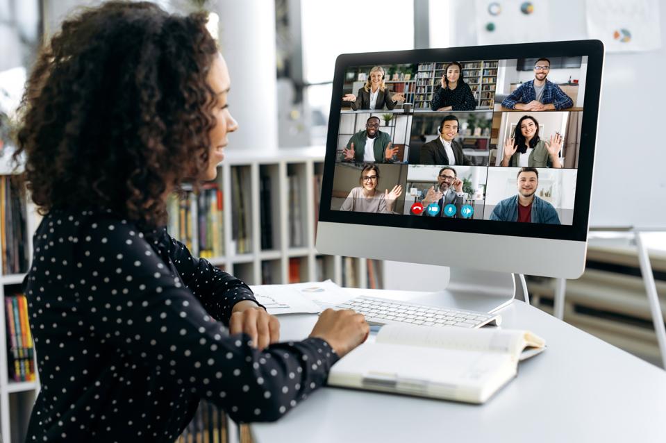 Le professionnel des communications utilise un logiciel de vidéoconférence.