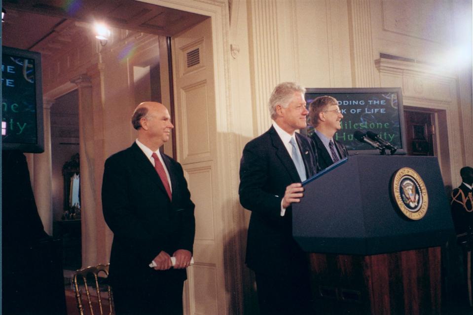 The International Human Genome Sequencing Consortium announces the completion of a ″working draft″ human genome sequence. Craig Venter (left, Celera Genomics), President Bill Clinton (center), and Francis Collins (right, NHGRI) at the White House Press Conference regarding the completion of the working draft of the human genome. Credit: NIH NHGRI (Flickr)