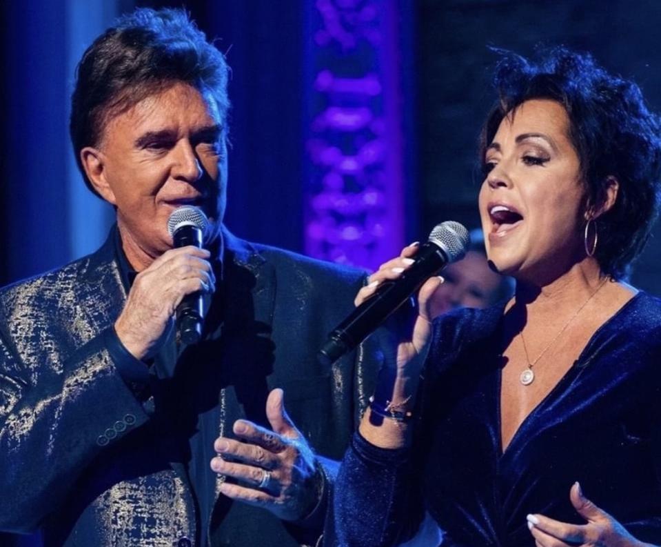 T.G. Sheppard and Kelly Lang performing together.