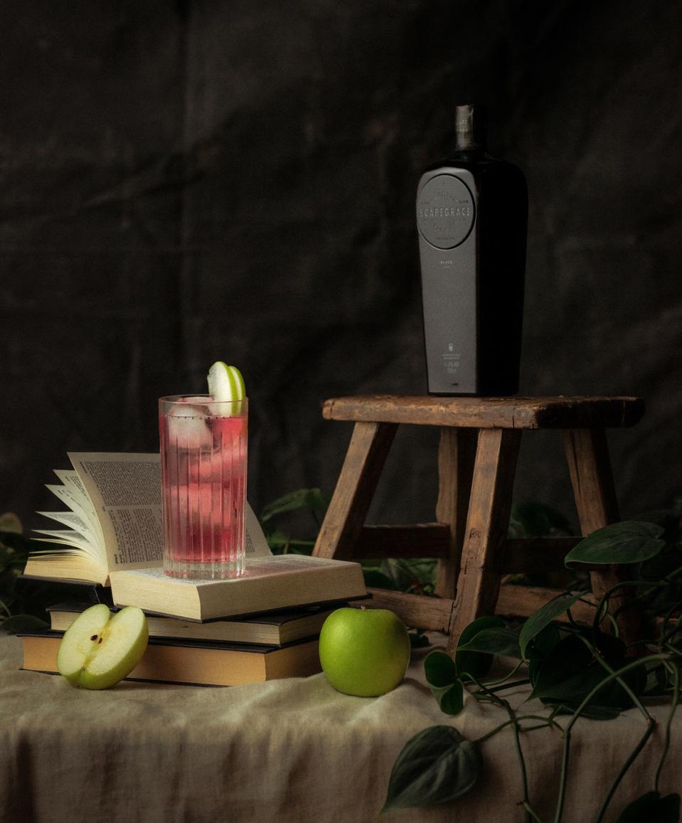 color-changing-gin-and-tonic_best-gin-and-tonic-recipes_2023