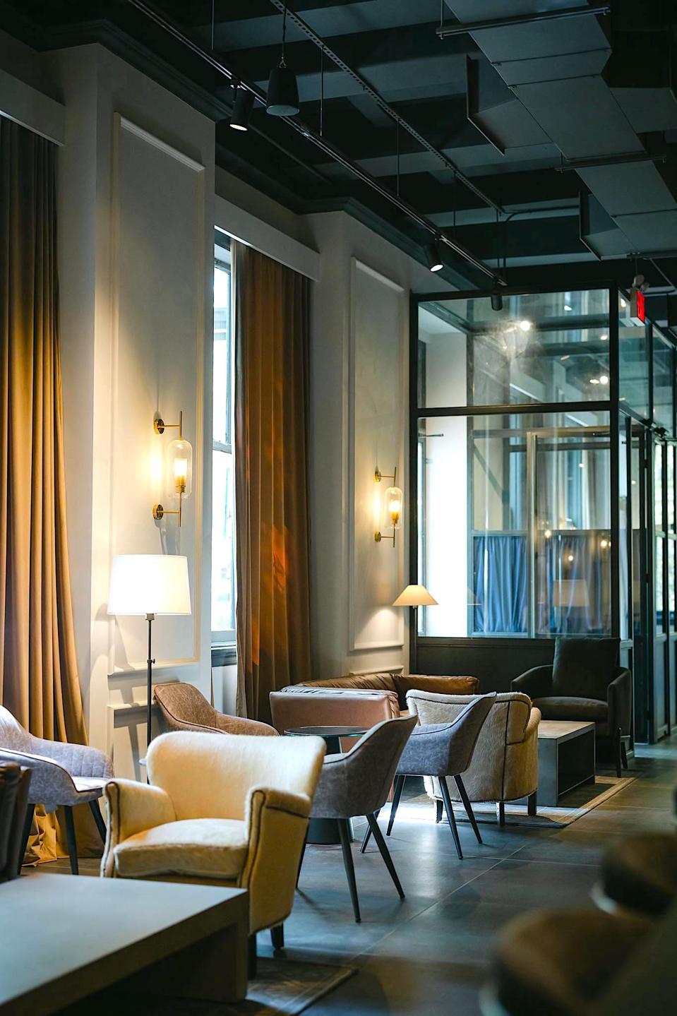 Restaurant Yuu’s spacious after-dinner lounge.