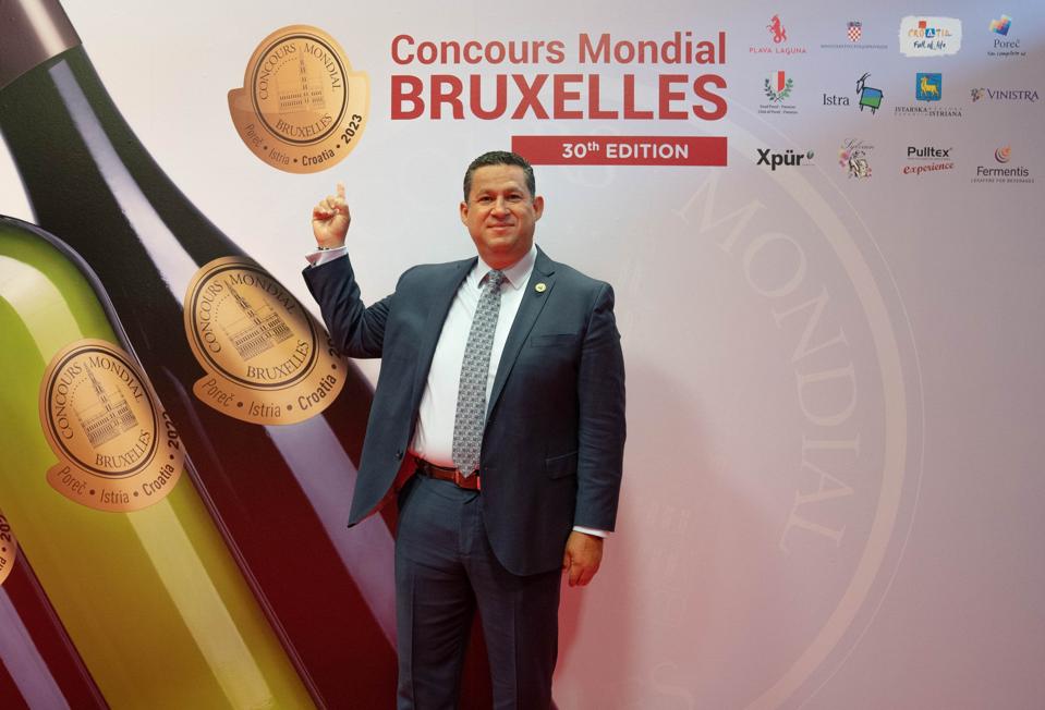 Guanajuato Governor, Diego Sinhue Rodríguez Vallejo in front of image of bottles and medal