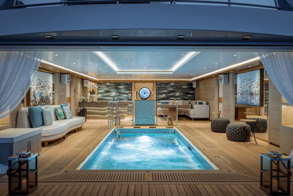 VICTORIOUS_27_Beach Club_Pool_Jeff Brown-10205