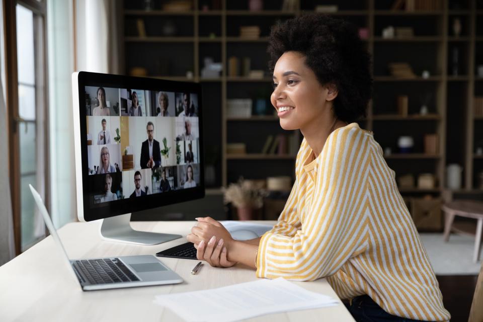 Employé heureux qui parle avec ses coéquipiers éloignés lors de la conférence téléphonique vidéo