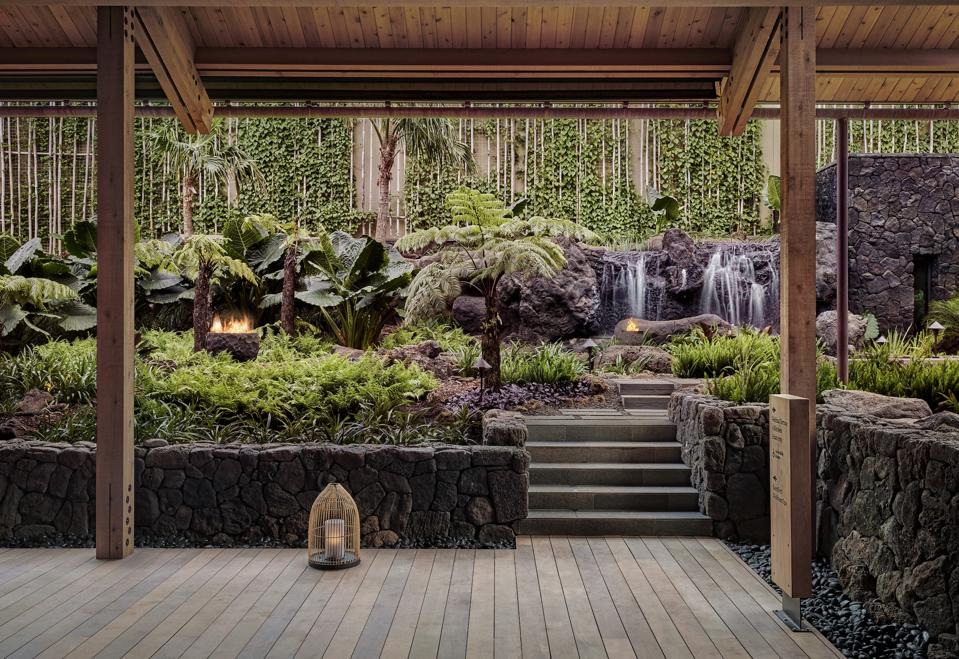 1HOTEL-LOBBY-GARDEN-3