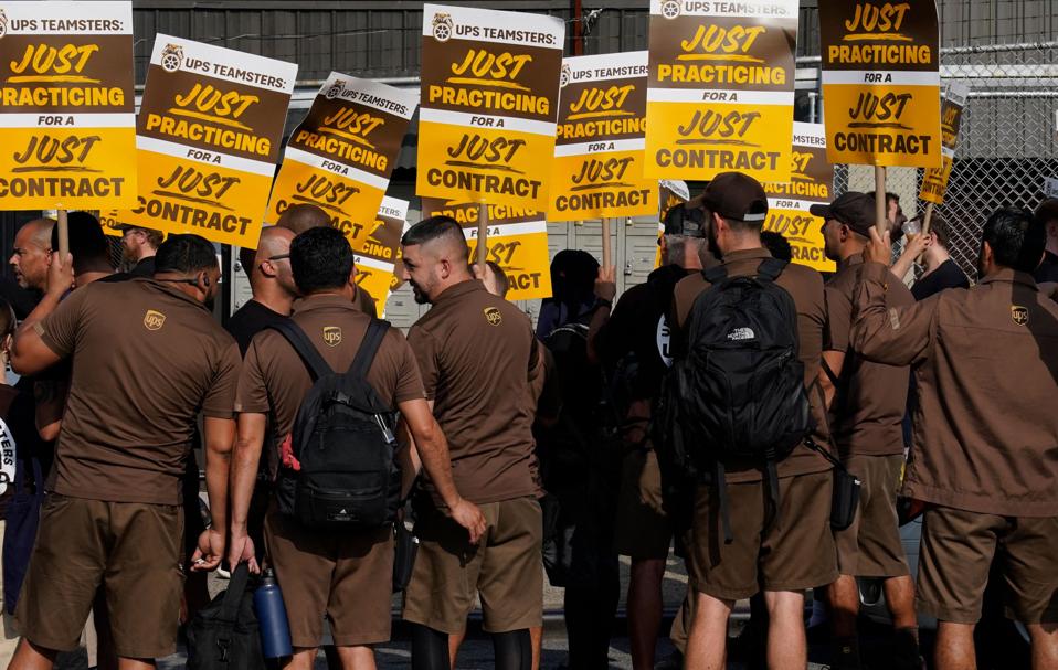TOPSHOT-US-ECONOMY-LABOR-LOGISTICS-STRIKE-TEAMSTERS