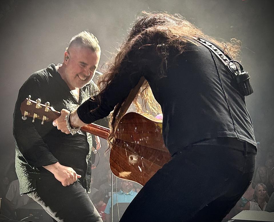 Ed Robertson on stage with Del Amitri's Iain Harvey