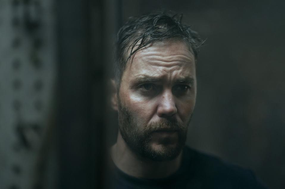 Taylor Kitsch in 'Painkiller' on Netflix, opioid addiction, the Sackler family, Richard Sackler, Matthew Broderick, pain pills, epidemic, deaths, overdose deaths, overdose, OxyContin, Oxy, addiction, snorting pills